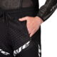 DYE_FLX_Paintball_Hose_schwarz_pocket.jpg